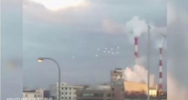 10架UFO在日本大阪上空聚集 变换阵型飞行