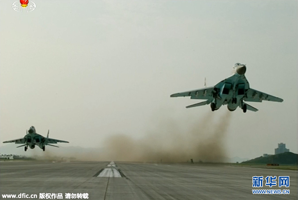 朝鲜播出战斗飞行技术大会实况 朝军士兵践踏