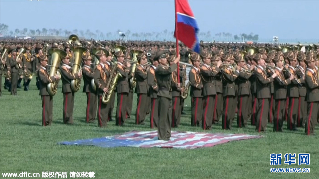 朝鲜播出战斗飞行技术大会实况 朝军士兵践踏