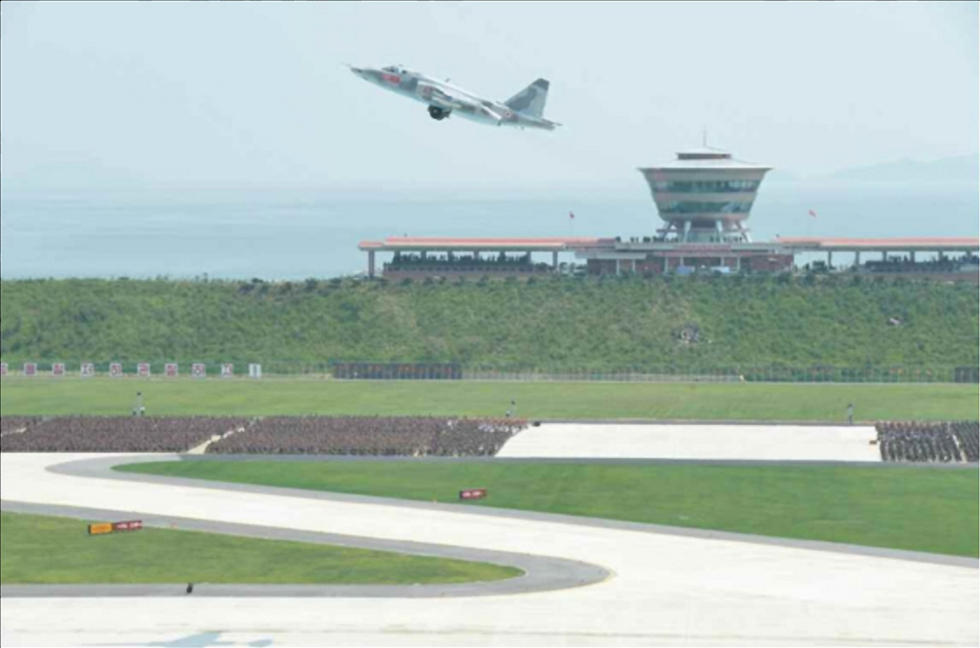 朝鲜战斗飞行技术大会士兵脚踩美国国旗