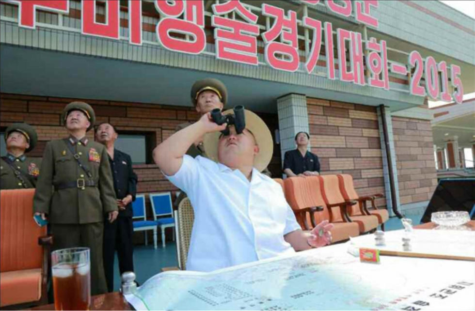 朝鲜战斗飞行技术大会士兵脚踩美国国旗