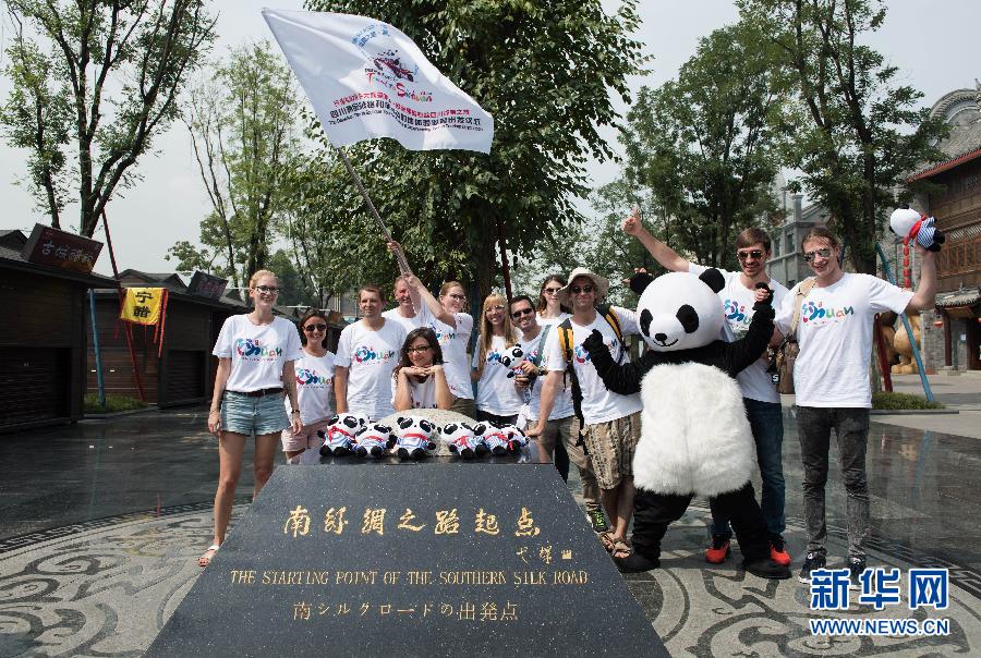 （晚报）（1）“欧洲熊猫粉丝四川探亲之旅”自驾团抵达成都