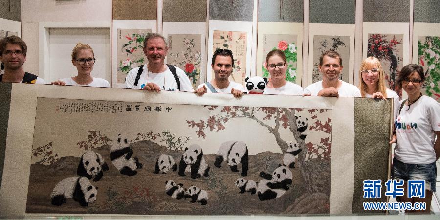（晚报）（4）“欧洲熊猫粉丝四川探亲之旅”自驾团抵达成都
