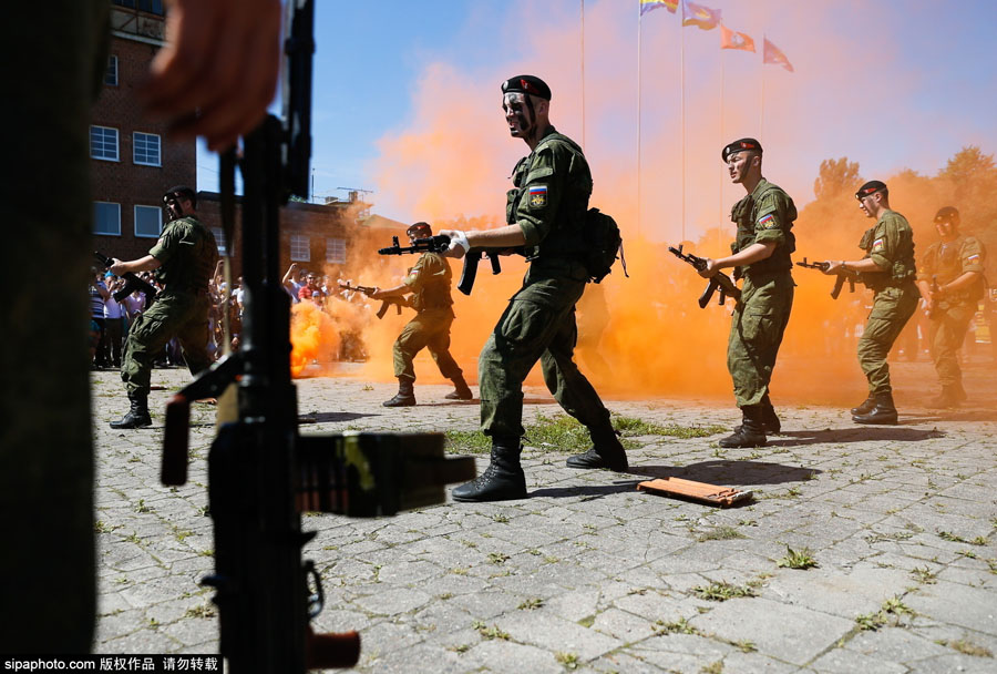 俄罗斯伞兵日庆祝活动 空降部队劈砖格斗展硬汉风采
