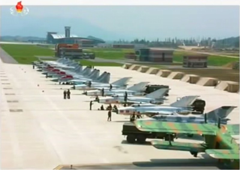 朝鲜空军亮家底轰5罕见登场(组图)