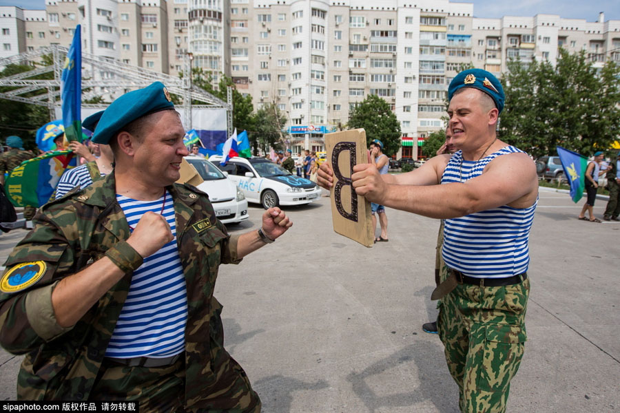 俄罗斯伞兵日庆祝活动 空降部队劈砖格斗展硬汉风采