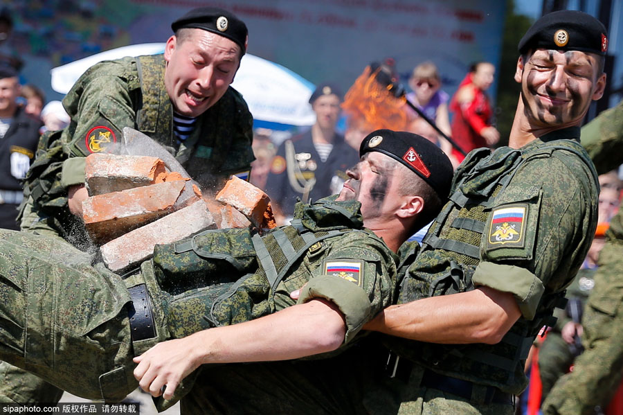 俄罗斯伞兵日庆祝活动 空降部队劈砖格斗展硬汉风采