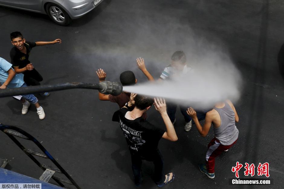 约旦降温出新招 出动洒水车向民众喷水