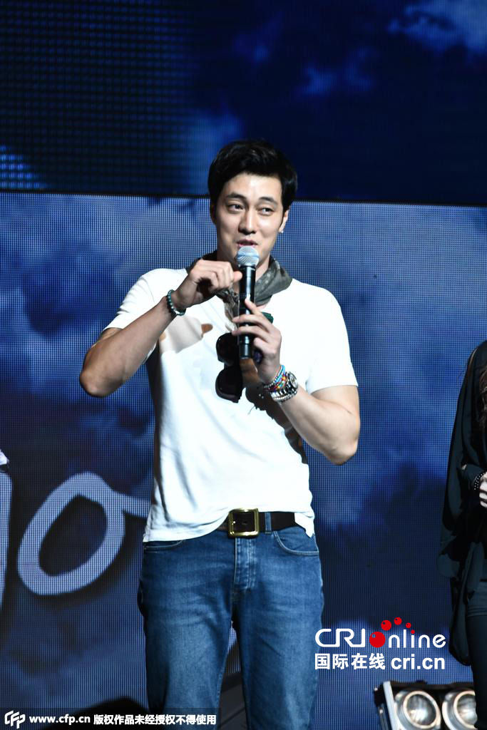 苏志燮空降上海 穿背心露肌肉男神魅力不减