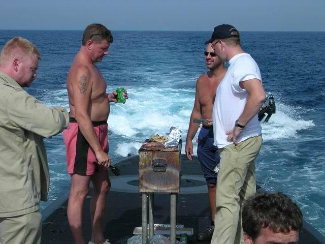 外军潜艇兵休闲照曝光：在潜艇上开烧烤派对