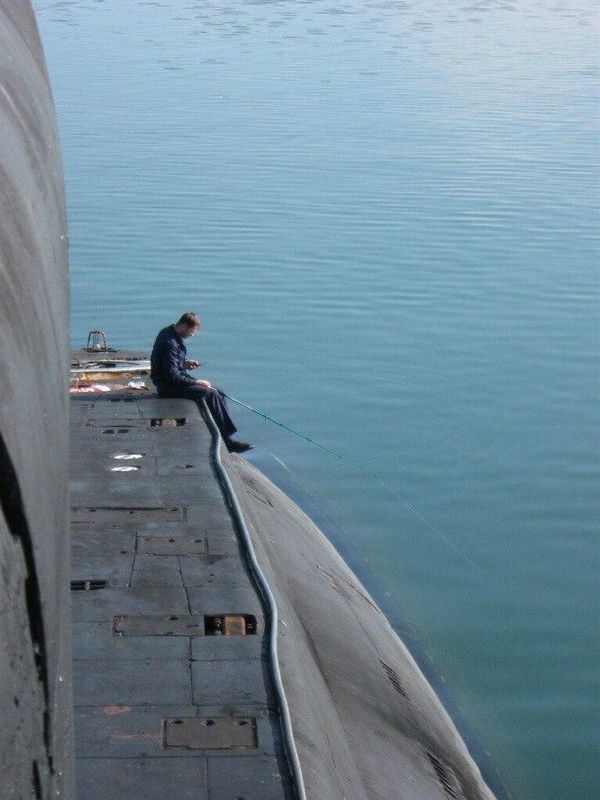 外军潜艇兵休闲照曝光：在潜艇上开烧烤派对