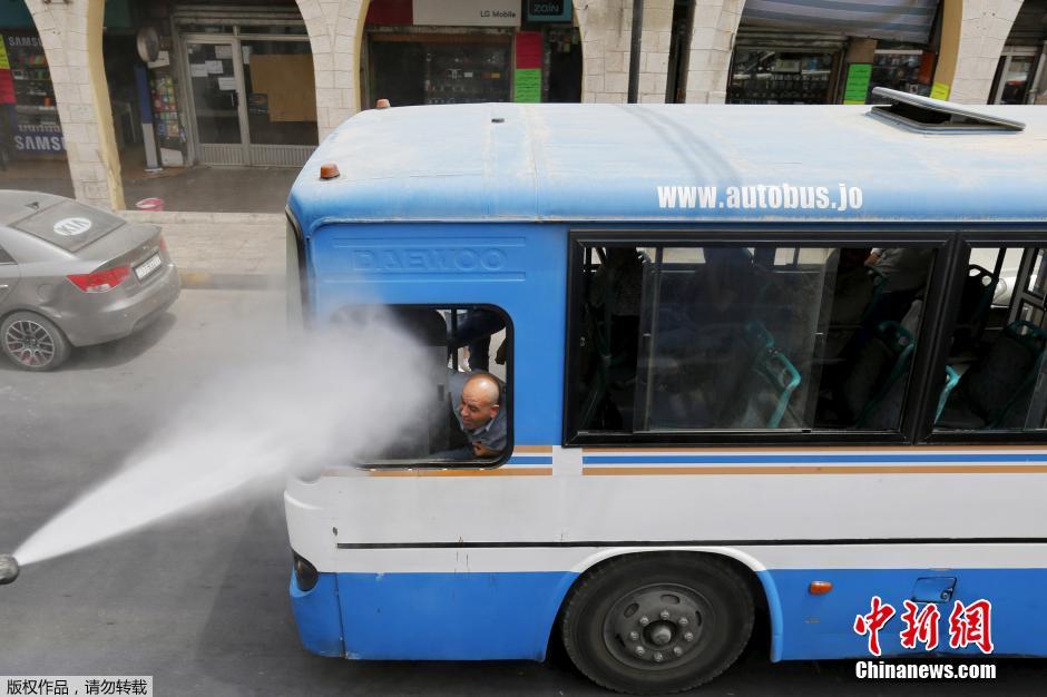 约旦降温出新招 出动洒水车向民众喷水
