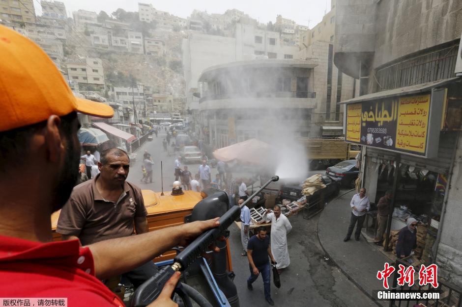 约旦降温出新招 出动洒水车向民众喷水
