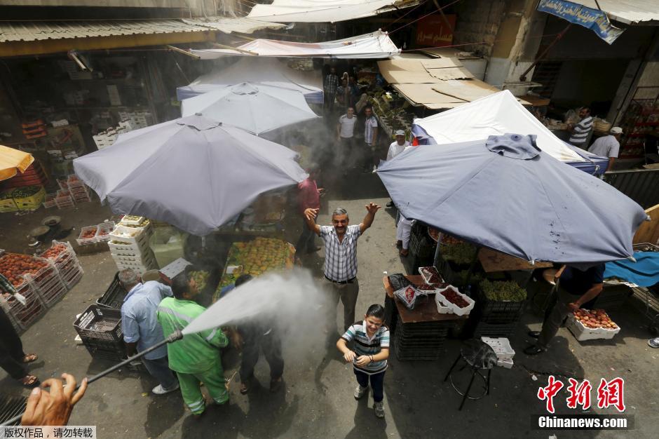 约旦降温出新招 出动洒水车向民众喷水