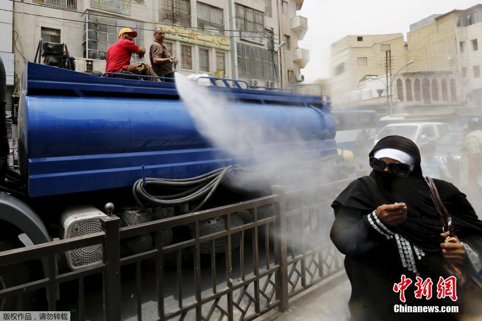 约旦降温出新招 出动洒水车向民众喷水