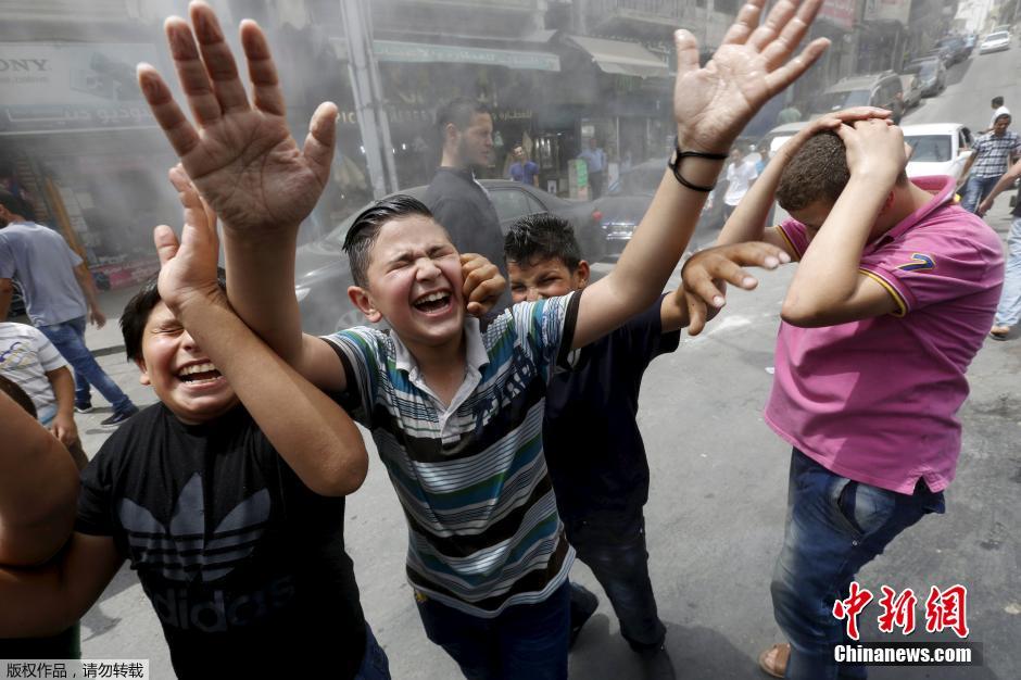 约旦降温出新招 出动洒水车向民众喷水