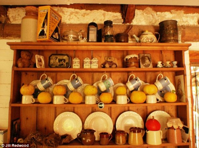 50岁老太遵循5岁时的愿望隐居30年