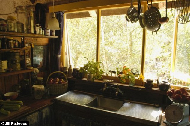 50岁老太遵循5岁时的愿望隐居30年