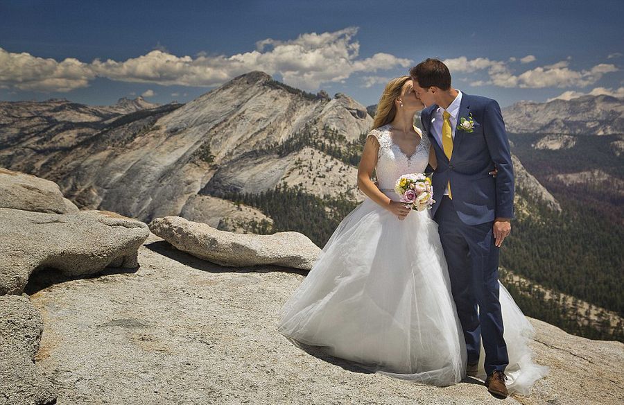 夫妻爬1400米悬崖顶拍婚纱照