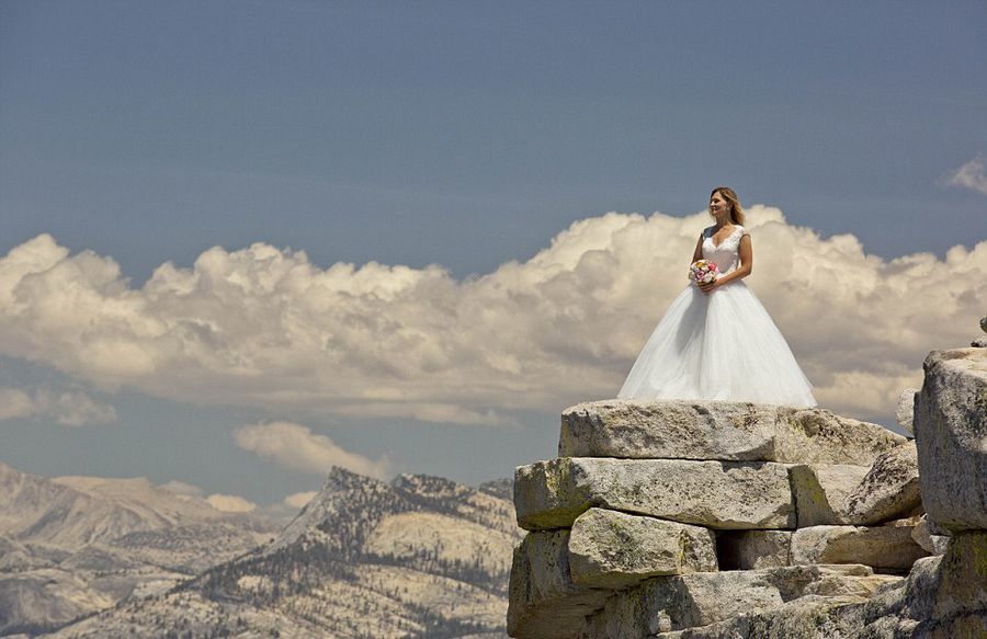 夫妻爬1400米悬崖顶拍婚纱照