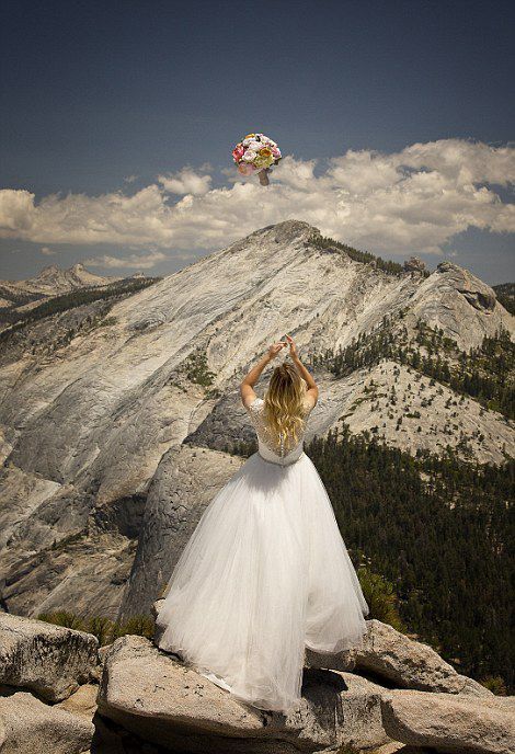 夫妻爬1400米悬崖顶拍婚纱照