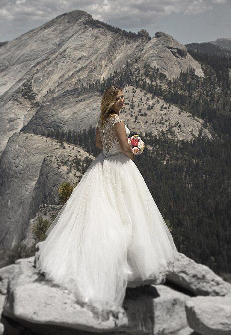 夫妻爬1400米悬崖顶拍婚纱照