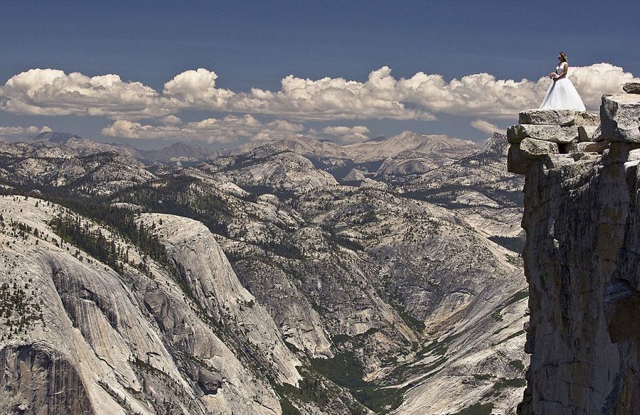 夫妻爬1400米悬崖顶拍婚纱照