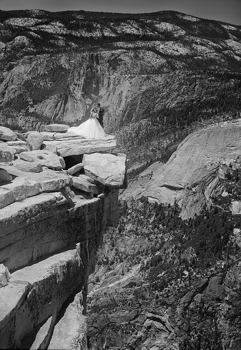 夫妻爬1400米悬崖顶拍婚纱照