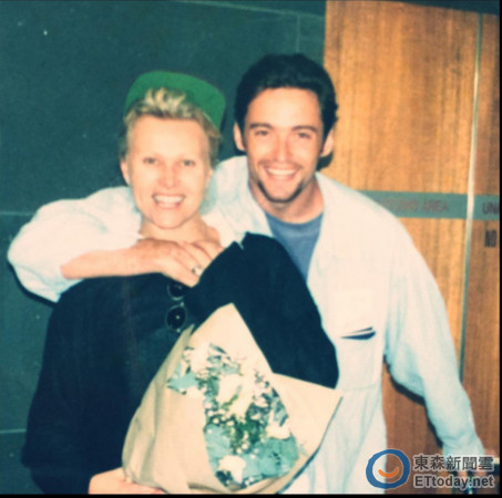 休&middot;杰克曼晒与妻子蜜月旧照比对方小13岁（图）