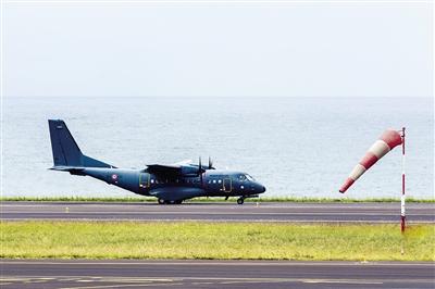 7日，法属留尼汪岛，法国军事运输机沿海岸搜寻MH370残骸。