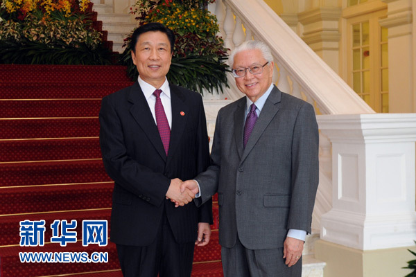 8月9日，新加坡总统陈庆炎（右）在新加坡总统府迎接中国国家副主席李源潮。新华社发（邓智炜摄） 