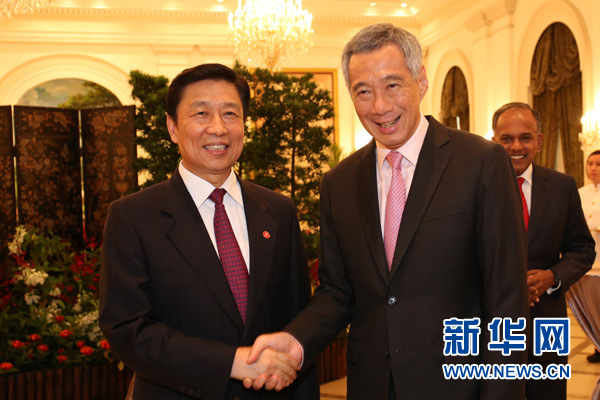  8月9日，新加坡总理李显龙（右）在新加坡总统府与中国国家副主席李源潮握手。新华社发（新加坡外交部提供） 