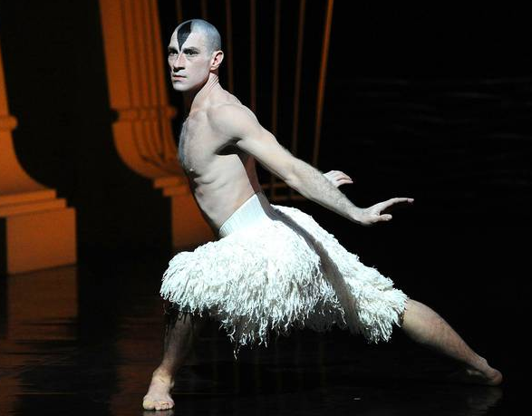 英芭蕾王子演出前数小时遇车祸身亡 曾主演男版《天鹅湖》