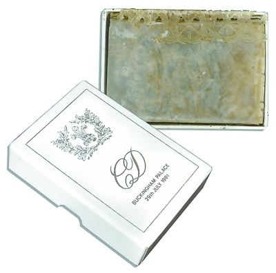 图为一片保存完好的戴安娜王妃婚礼蛋糕。