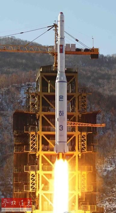 资料图片:朝鲜2012年发射远程火箭“银河3号”。