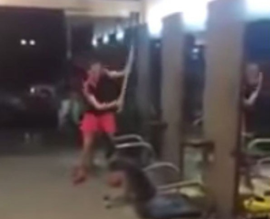 “店怒症”?女子因不满新发型抡锤怒砸理发店