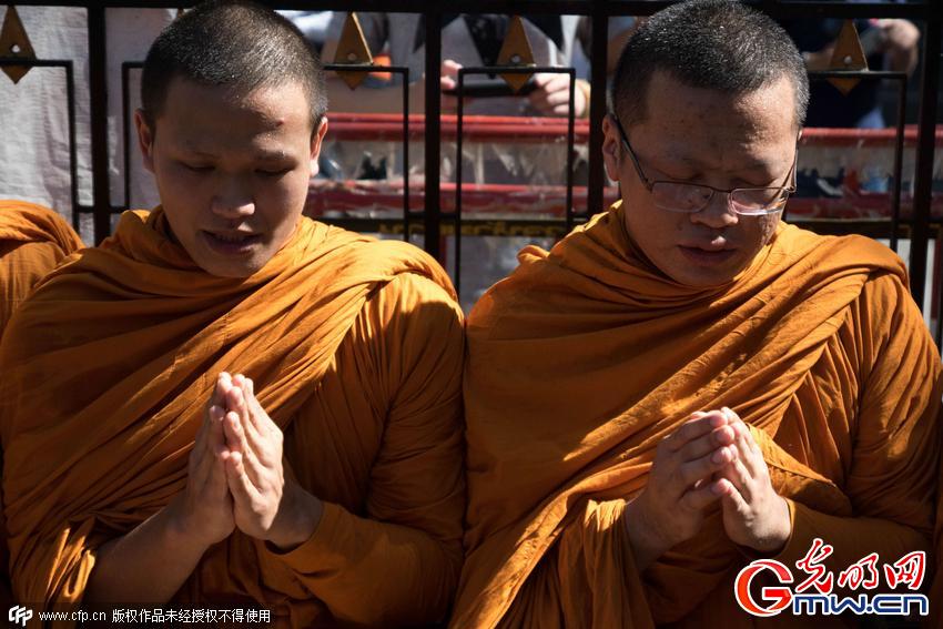泰国四面佛寺重开 民众与僧人悼念遇难者