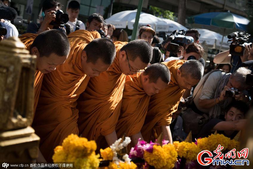 泰国四面佛寺重开 民众与僧人悼念遇难者