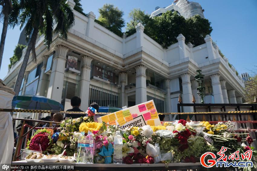 泰国四面佛寺重开 民众与僧人悼念遇难者