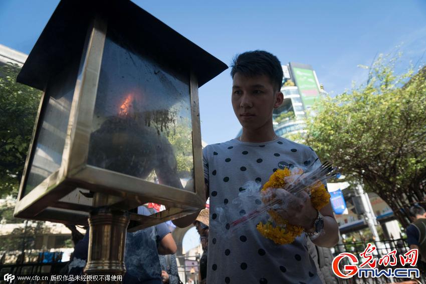 泰国四面佛寺重开 民众与僧人悼念遇难者