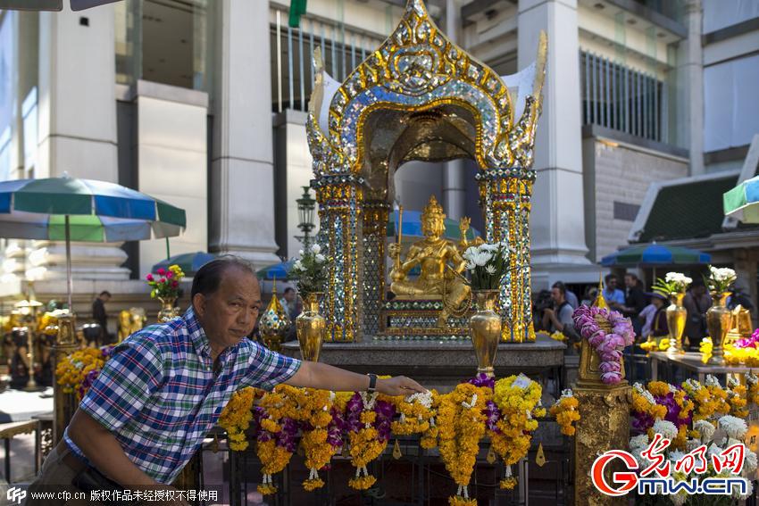 泰国四面佛寺重开 民众与僧人悼念遇难者