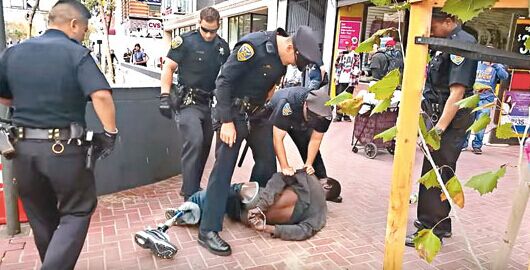 多名警察围捕流浪汉