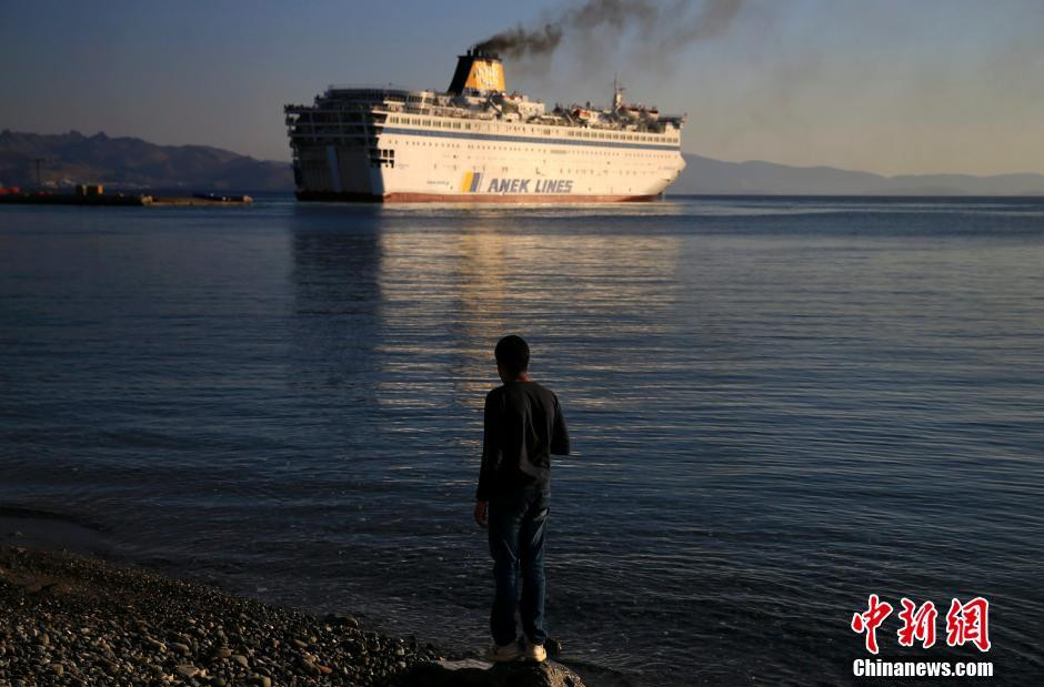 希腊大船转移科斯岛难民 船舱满员如漂浮难民营