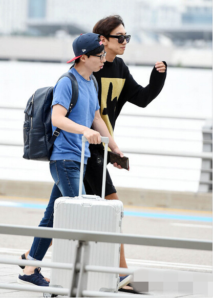 李光洙刘在石现身机场赴上海 大长腿吸睛展暖男气质【组图】