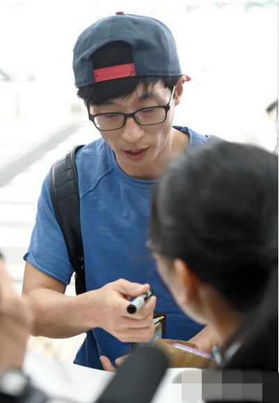 李光洙刘在石现身机场赴上海 大长腿吸睛展暖男气质【组图】