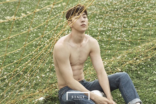 南柱赫夏日写真公开　半裸上身秀肌肉【组图】