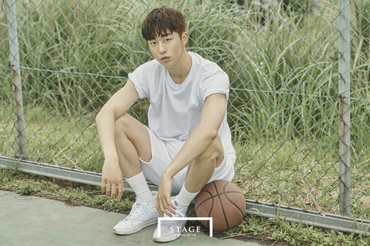 南柱赫夏日写真公开　半裸上身秀肌肉【组图】