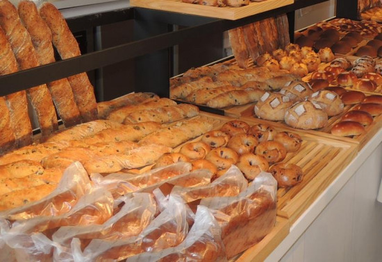 研究称边走路边吃早餐易变胖:走路影响消化食物