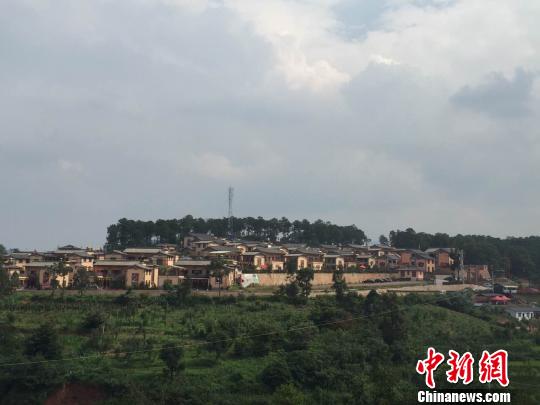 紫溪彝村是一个移民村落，于1994年因支持国家重点工程西静河水库建设，从当年仅仅一座光山头，到如今处处已是亭台楼阁和小桥流水。　陶煌蟒　摄