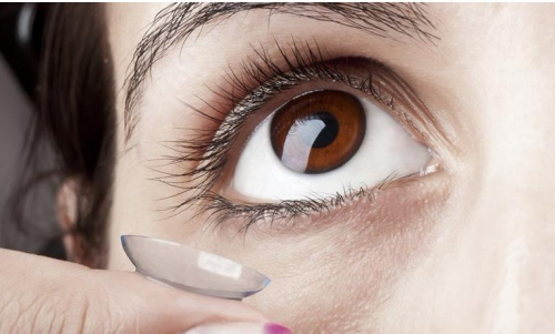 美国一男子长期戴隐形眼镜睡觉致左眼发炎失明